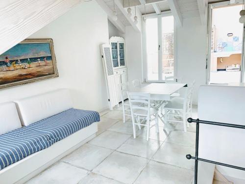 un soggiorno bianco con panca e tavolo di seahousevarazze a Varazze