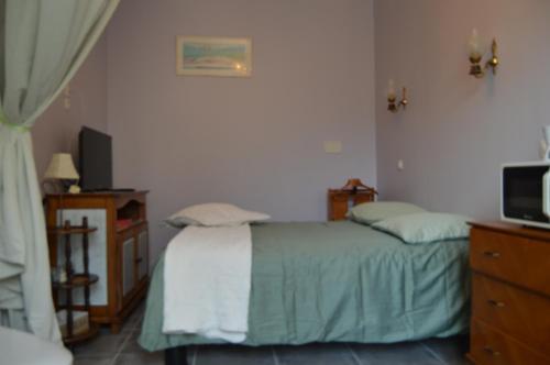 Ένα ή περισσότερα κρεβάτια σε δωμάτιο στο Chambre Charentaise