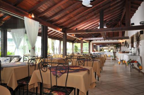 Restoran või mõni muu söögikoht majutusasutuses Aguabúzios Hotel