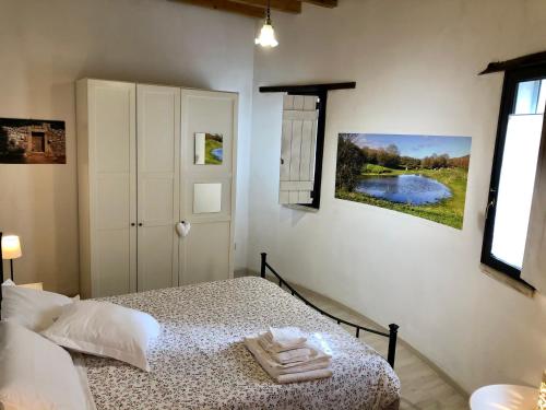 een slaapkamer met een bed met twee handdoeken erop bij Masseria La Torre in Maglie