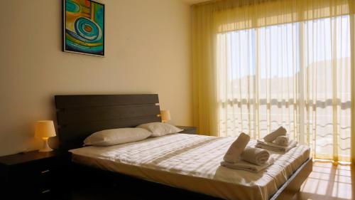 Un pat sau paturi într-o cameră la Каварна Хилс Апартаменти - Kavarna Hills Apartments