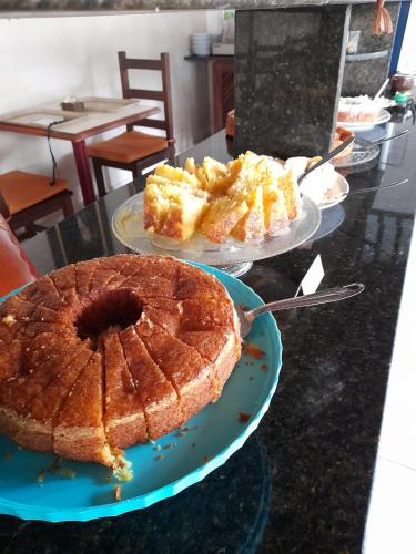 Twee borden met eten op tafel, met een taart erbij. bij Pousada Villa Harmonia in Paraty