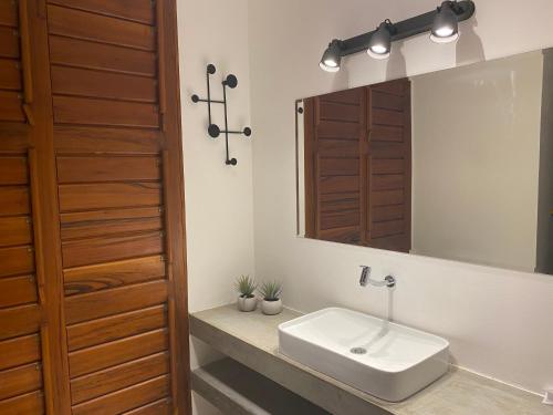 A bathroom at Casa Mundaú Tropical Beach Villa