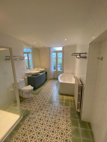 Kylpyhuone majoituspaikassa La Tarabelloise