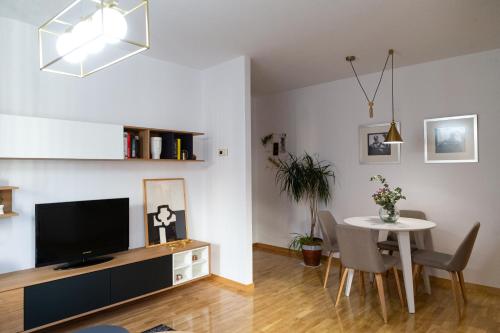 a living room with a tv and a dining room table at DONCELLAS in Zamora