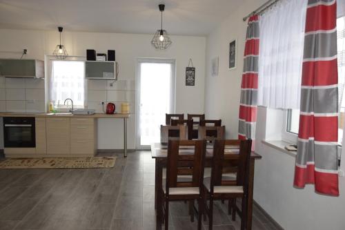 cocina con mesa y sillas en una habitación en Noclegi u Eweliny, en Krajno Pierwsze