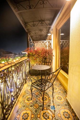 a balcony with a table and chairs on a balcony at Vila EKREM in Korçë