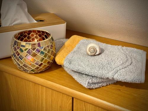 a wooden shelf with towels and a bowl on it at Leipziger Logis in Leipzig