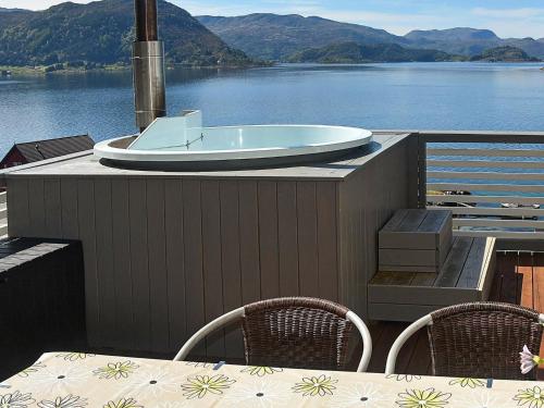una bañera en la parte superior de una terraza junto al agua en 4 person holiday home in Selje en Selje