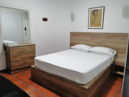 Un pat sau paturi într-o cameră la Hotel 42 Avenida
