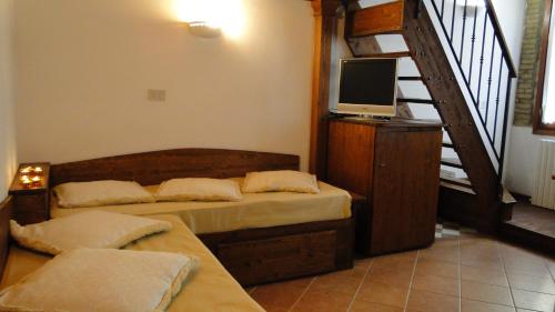 a room with two beds and a tv on a staircase at Bizzarre in Venice