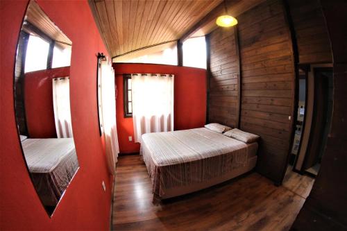 Llit o llits en una habitació de Casa inteira sozinha no pátio com estacionamento - Guarda do Embaú