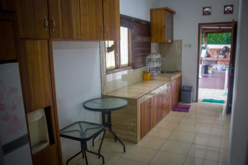 Кухня или мини-кухня в Villa Bayu Lembang
