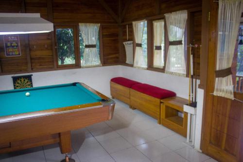 Бильярд в Villa Bayu Lembang
