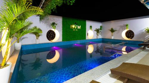 een zwembad met blauwe lichten in een hotel bij BVM HOTEL in Ninh Binh