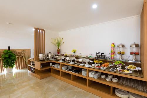 una cucina con buffet di cibi in esposizione di BVM HOTEL a Ninh Binh