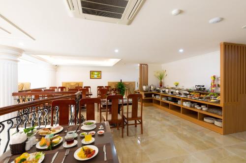 un ristorante con tavolo e cibo sopra di BVM HOTEL a Ninh Binh