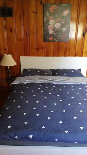 Una cama o camas en una habitación de Burnaby East home