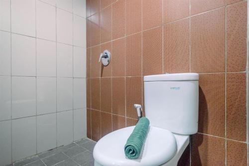 Ένα μπάνιο στο Elegant with Modern Design 1BR Apartment at Atlanta Residences By Travelio