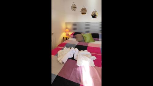 1 dormitorio con 1 cama con una manta colorida en Room in Apartment - Discover the magic of nature, en Slani Dol