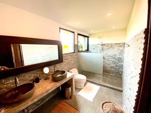 Natural Villas Chiang Mai Luxury Private Pool tesisinde bir banyo