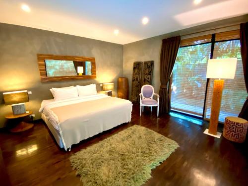 Natural Villas Chiang Mai Luxury Private Pool tesisinde bir odada yatak veya yataklar