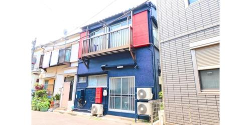 un edificio dipinto di blu e rosso di Sumida-ku - House - Vacation STAY 91824 a Tokyo