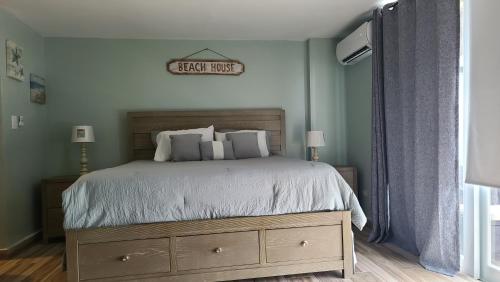 Ένα ή περισσότερα κρεβάτια σε δωμάτιο στο Beautiful remodeled condominiun with an impecable view to the beach and city avenues walk distance to the beach