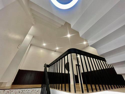 a spiral staircase in a building with a ceiling at Topnorth Hotel Maesai in Mae Sai