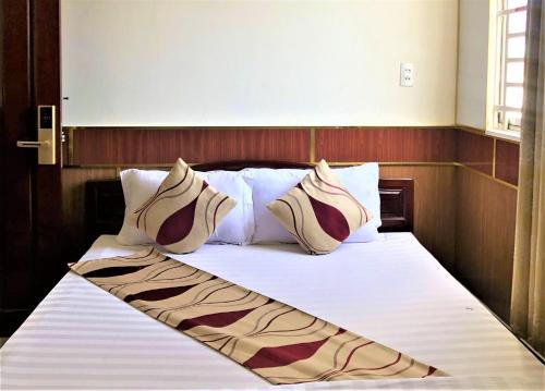 芹苴的住宿－Hong Dao 2 Hotel，一张带白色床单和枕头的床