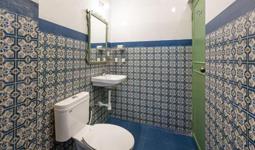 a bathroom with a toilet and a sink at Casa Dos Rebelos in Panaji