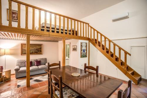 - un salon avec une table et un escalier dans l'établissement Nel Cuore di Trastevere, à Rome