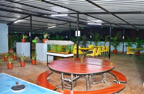 a room with a table and chairs and a fishtank at MEGH RESIDENCY in Navi Mumbai