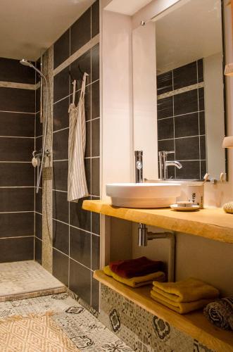 une salle de bain avec un lavabo et une douche dans l'établissement Maison de charme Finistere 4 personnes, à Quimper