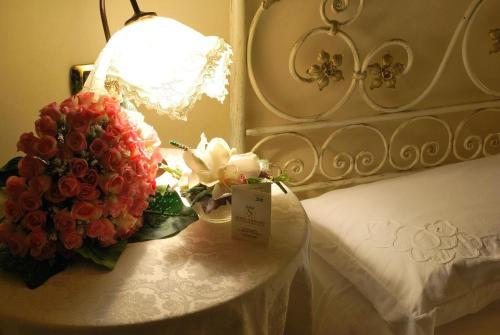 เตียงในห้องที่ Hotel Sovrano