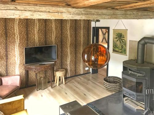ein Wohnzimmer mit einem TV und einem Kamin in der Unterkunft Apartment in Winterberg with garden in Winterberg