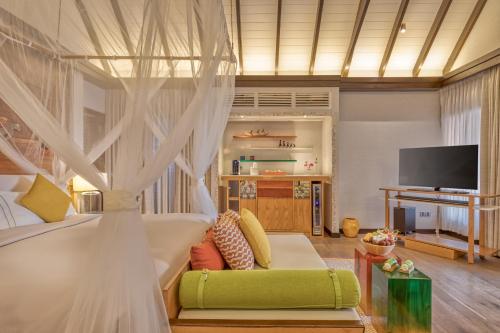 Televisyen dan/atau pusat hiburan di OZEN LIFE MAADHOO - Luxury All Inclusive with Free Transfers