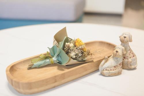 a wooden tray with figurines of rabbits and flowers at 水薯魚a家 l 包棟方案另洽 l 充電樁採收費300元預約制請主動聯絡 in Tainan