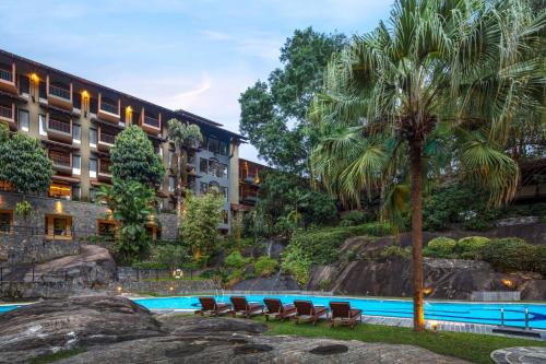 Bazén v ubytování Earl's Regency Hotel nebo v jeho okolí
