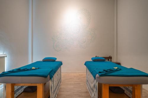 two beds in a room with a wall at Sai Kaew Beach Resort in Ko Samed
