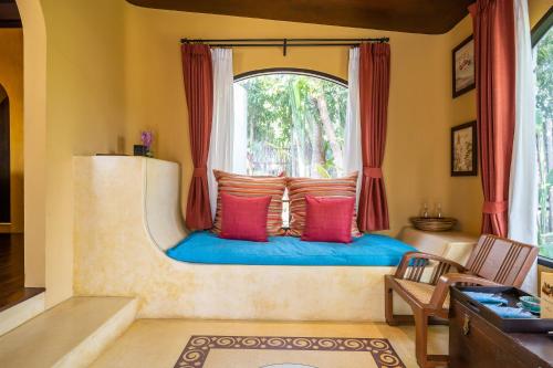 a bed in a room with a window at Paradee in Ko Samed