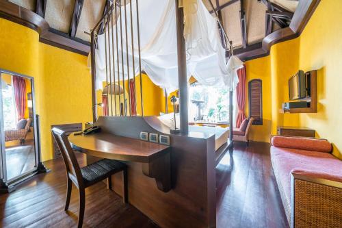 a bathroom with a desk and a sink in a room at Paradee in Ko Samed