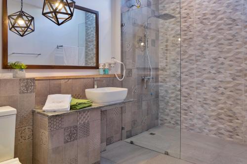 烏庫哈斯的住宿－Shaviyani Retreat，一间带水槽和玻璃淋浴的浴室