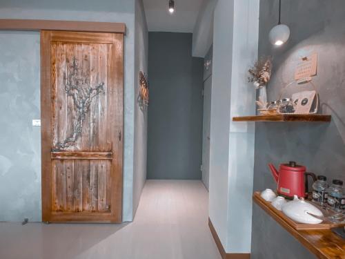 ein Flur mit einer Holztür in einer Küche in der Unterkunft 東眠 Taitung sleep well in Taitung