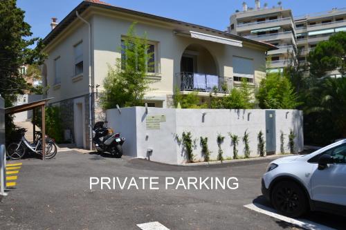 um carro estacionado num parque de estacionamento em frente a um edifício em Villa Etoile Cannes em Cannes