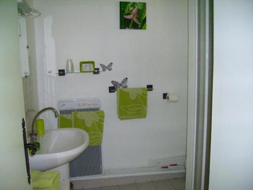 Ett badrum på Auberge Du Riou
