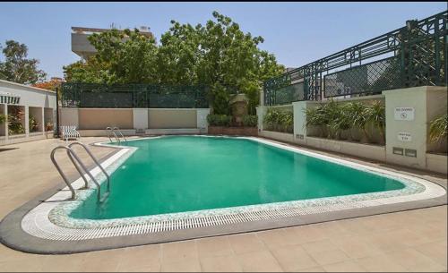 una piscina al centro di un edificio di The Imperial Palace a Rajkot