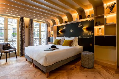 um quarto com uma cama grande num quarto em Bonsoir Madame em Paris