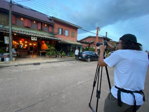 een vrouw die een foto neemt van een straat met een camera bij 71Kohlanta in Koh Lanta