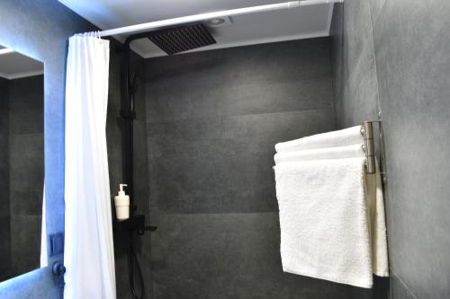 チェレポヴェツにあるApartments LOFTのバスルーム(シャワー、白いタオル付)